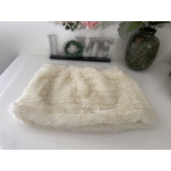 Toddler Girls Cream and Silver Faux Fur Skirt Size 3T Fuzzy Warm Stylish Elastic - Picture 16 of 16